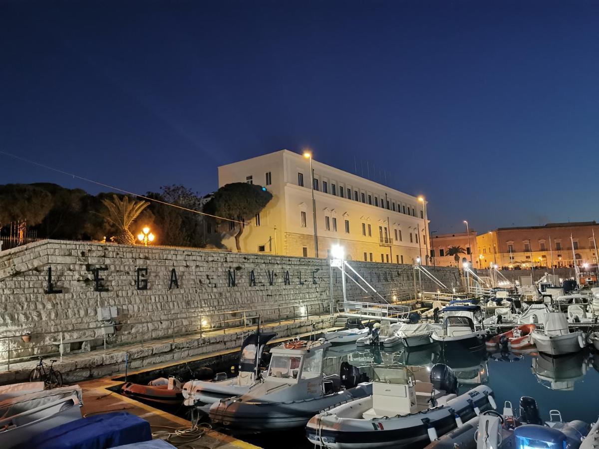 Апартаменты La Finestra Sul Porto Трани Экстерьер фото