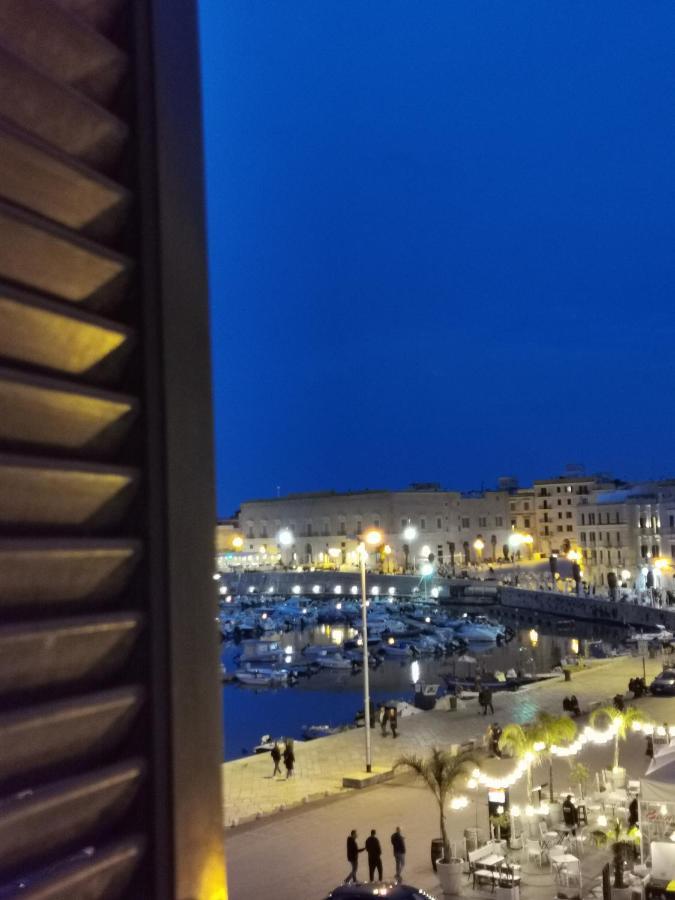 Апартаменты La Finestra Sul Porto Трани Экстерьер фото
