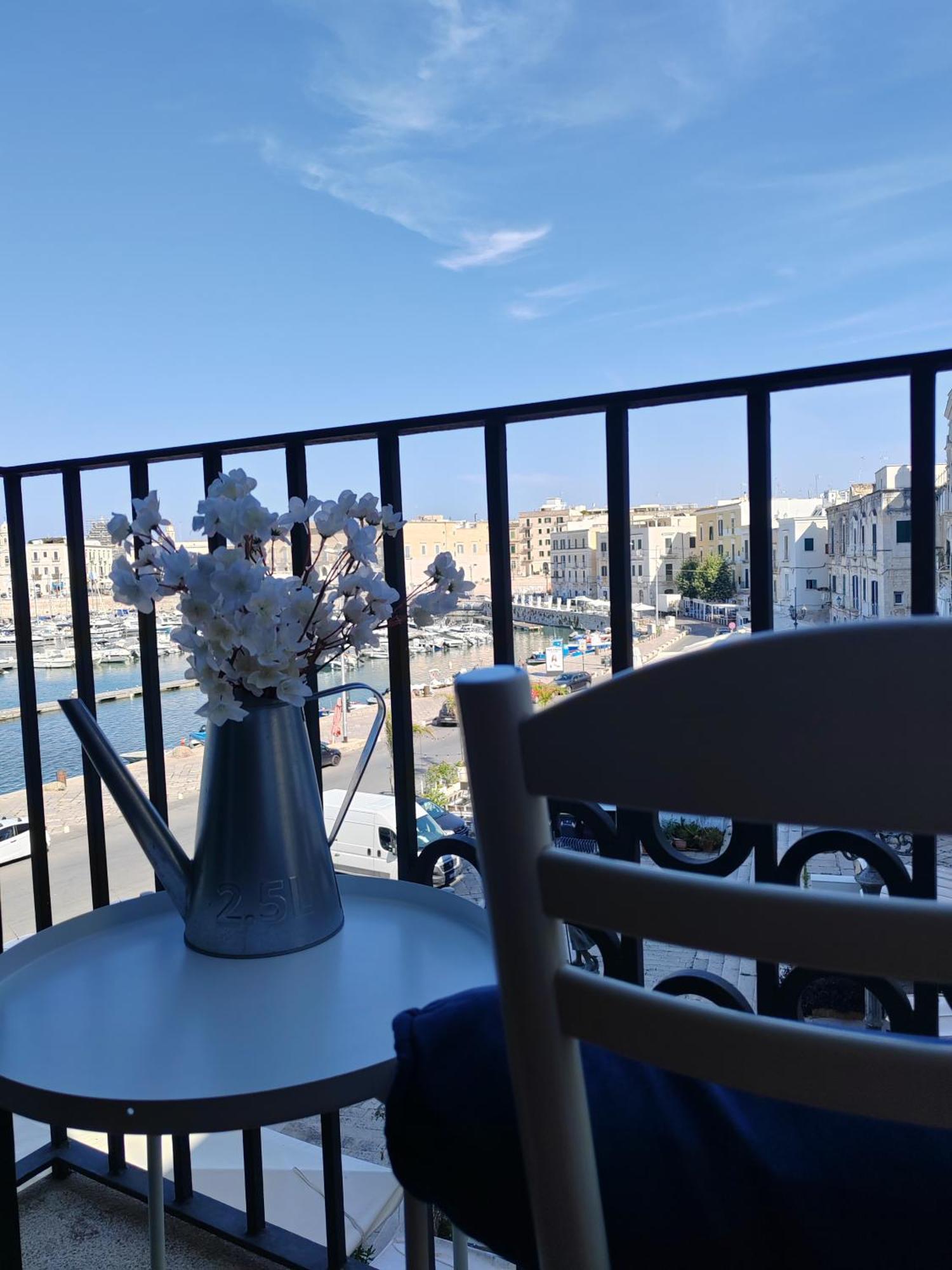 Апартаменты La Finestra Sul Porto Трани Экстерьер фото